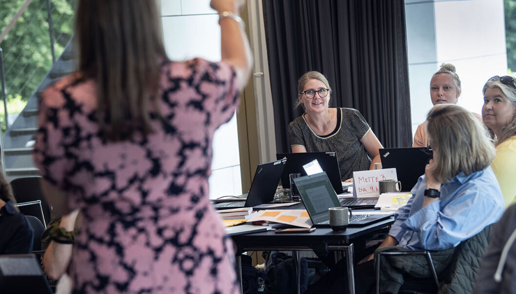 Tine Majgaard Mortensen er ansat som konsulent for pilotprojektet i Kolding Kommune. “Jeg sørger for at arrangere netværksmøder for de syv lærere, der tager uddannelsen i kommunen. Jeg køber billetter, når vi skal rejse i forbindelse med uddannelsen, og jeg sørger for at holde kommunen opdateret omkring, hvordan projektet skrider frem”. Tine Majgaard Mortensen er ansat som konsulent for pilotprojektet i Kolding Kommune. “Jeg sørger for at arrangere netværksmøder for de syv lærere, der tager uddannelsen i kommunen. Jeg køber billetter, når vi skal rejse i forbindelse med uddannelsen, og jeg sørger for at holde kommunen opdateret omkring, hvordan projektet skrider frem”.