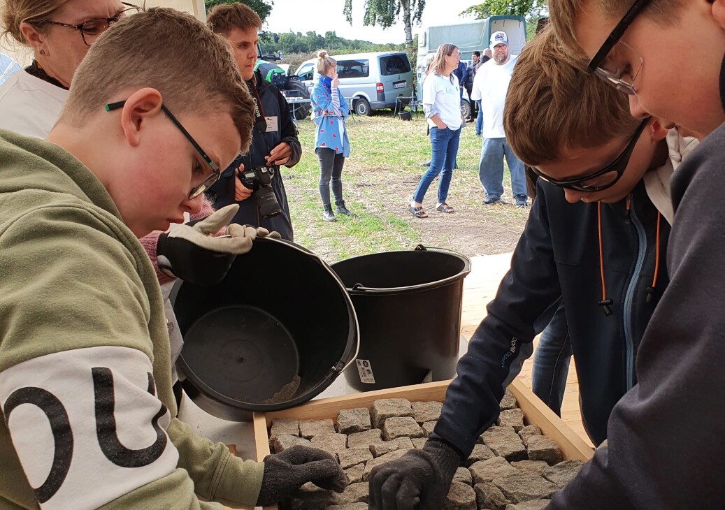 Drengene fra Auning Skole må koncentrere sig for at få plads til alle brosten i rammen. Drengene fra Auning Skole må koncentrere sig for at få plads til alle brosten i rammen.