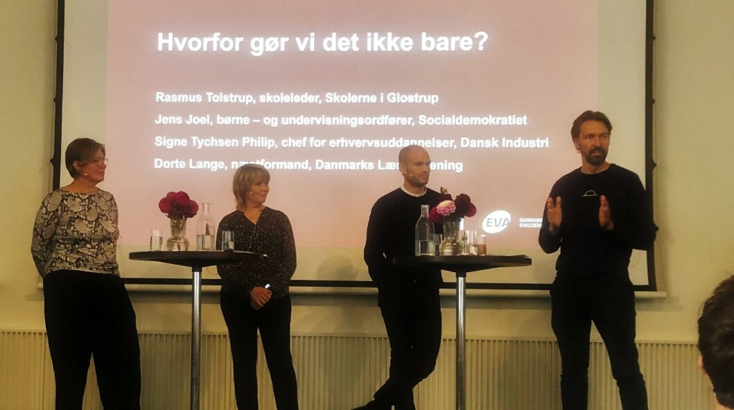Tine Tychsen (DI), Dorte Lange (DLF), skoleleder Rasmus Tolstrup og socialdemokraternes undervisningsordfører Jens Joel var meget enige om, at der er brug for mere frihed og tid, hvis praksisfaglighed for alvor skal kunne leve i skolen Tine Tychsen (DI), Dorte Lange (DLF), skoleleder Rasmus Tolstrup og socialdemokraternes undervisningsordfører Jens Joel var meget enige om, at der er brug for mere frihed og tid, hvis praksisfaglighed for alvor skal kunne leve i skolen