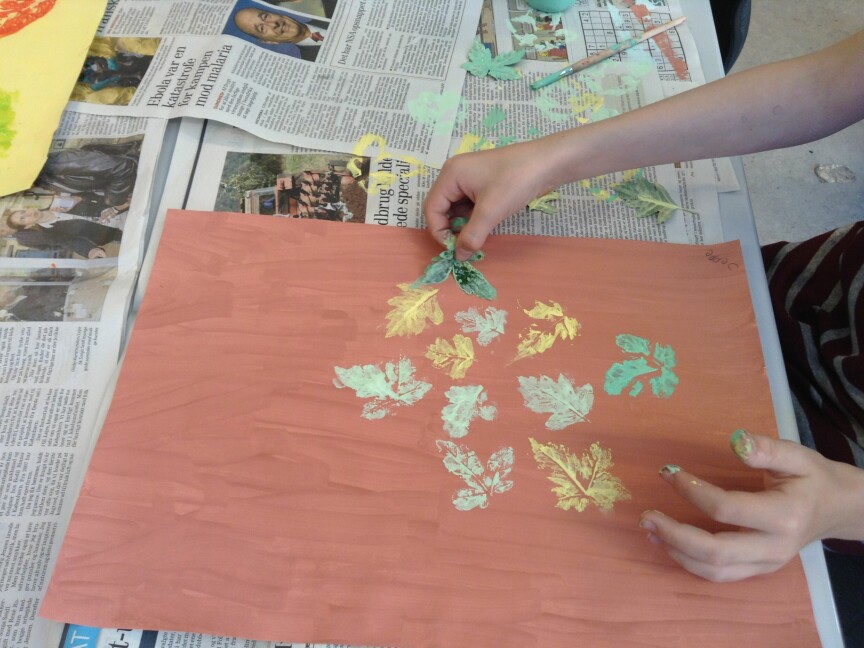 Bladene farvelægges og den farvede bladside trykkes på papiret