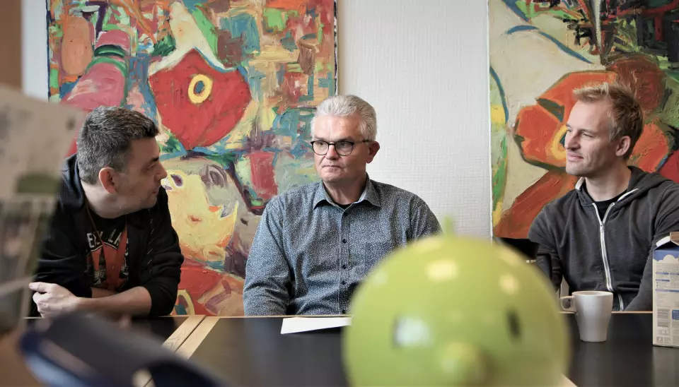 Skoleleder Lars Kristensen (i midten) og tillidsrepræsentant Kenneth Møller Gundersen (th.) lavede den første skoleplan for to år siden, og de har allerede ændret en del på formatet.