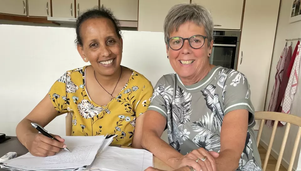Pensioneret lærer Erna Stensbjerg og Segen – flygtning fra Eritrea - mødes i snit en gang om ugen i Erna Stensbjergs hjem i Silkeborg. Det sproglige og kulturelle møde er skabt gennem Elderlearn.