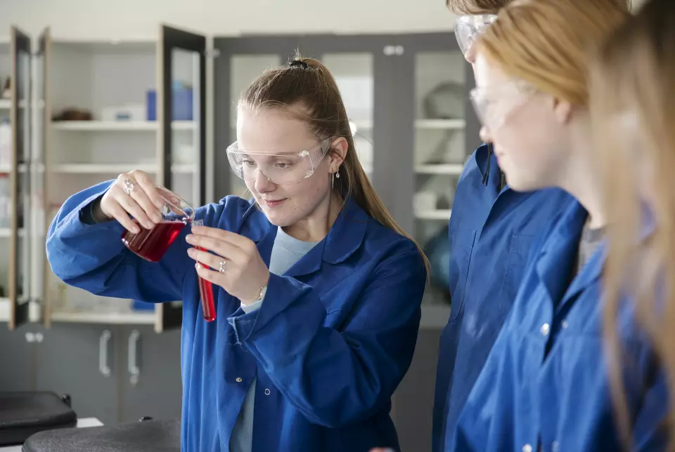 Indeklima i skolen: En gruppe elever fra København måler luftkvaliteten i deres klasseværelse som en del af Masseeksperimentet '22. I alt blev der fundet over 450 forskellige kemikalier i luften i de deltagende klasser.