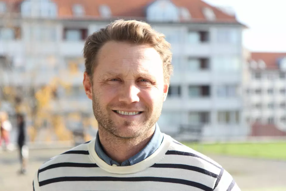 Tommy Selchau Christiansen har været skoleleder på Tagensbo Skole i Københavns nordvestkvarter siden 2017, hvor skolen stadig var på ministerielt tilsyn. I dag gør skolen sig bemærket ved at have en systematisk tilgang til opsporing af mistrivsel og lærernes samarbejde.