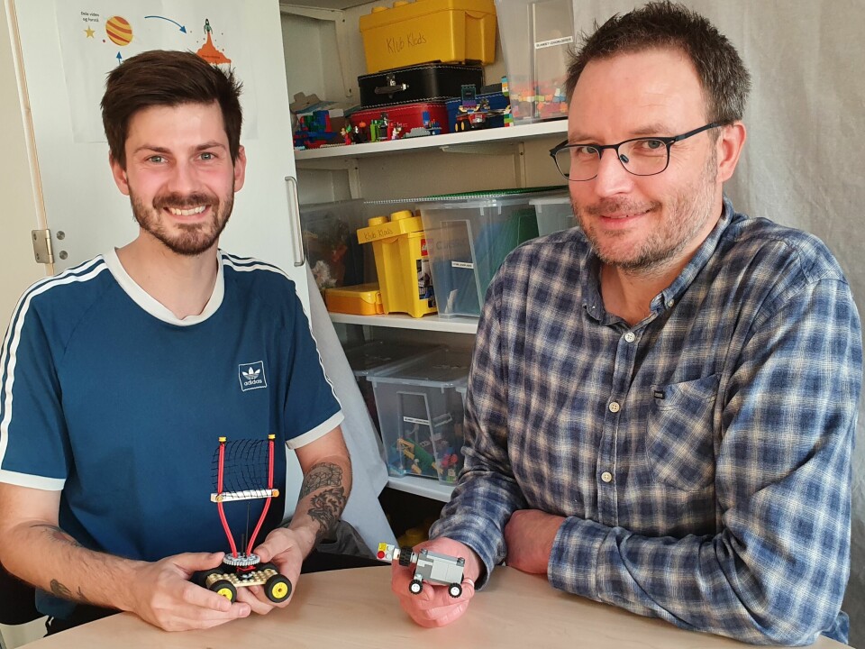 Det er ikke det bare leg, når lærer Rasmus Vogel og pædagog Kristian Søndergaard Hansen lader deres elever med autisme  på Langagerskolen bygge med Lego.