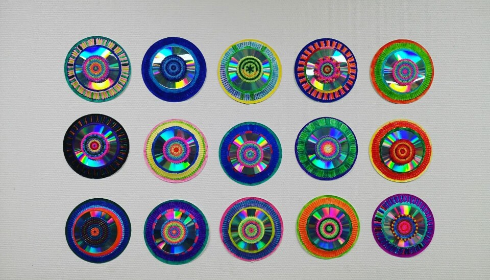 Elever på Privatskolen i Frederikshavn har lavet Kandinskij inspireret cirkler lavet af cd'er, paptallerkner og perleplader.