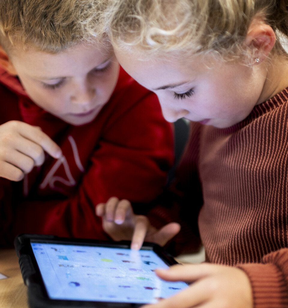 Eleverne arbejder sammen to og to om en iPad. Det handler nemlig også om at samarbejde.