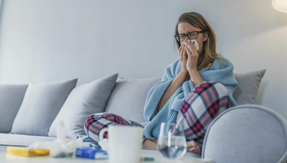 Hvis man føler sig syg, skal man blive hjemme - uanset om man mistænker influenza, covid-19 eller en anden luftvejsinfektion, anbefaler Sundhedsstyrelsen. Men retningslinjerne om test og selvisolation er ophævet.