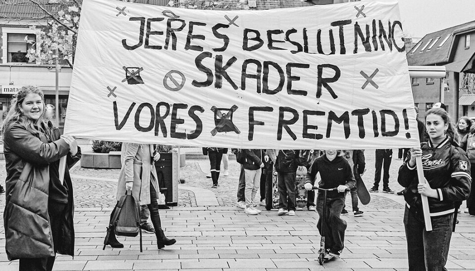 Udskolingselever var mødt op på Rådhuspladsen i Vejen for at protestere over, at kommunen fra næste år vil erstatte undervisningspersonale med computere i to-tre timer om ugen.