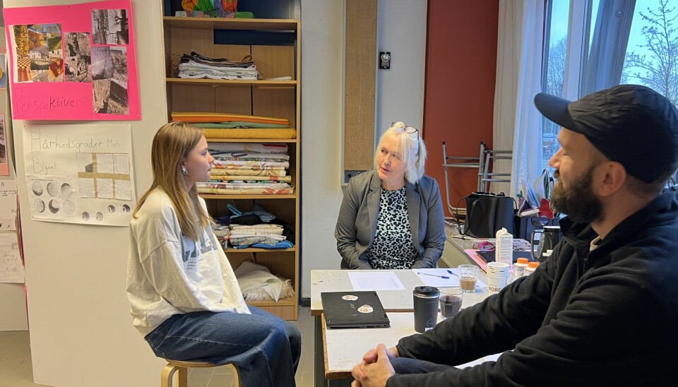 Alberte fik en masse ros med sig fra sin første afgangsprøve. 'Hvis du fortsætter på den måde, kan jeg godt se dig på tekstildesigneruddannelsen om et par år', sagde billedkunstlærer Stine Larsen, som selv har den baggrund. Alberte fik en masse ros med sig fra sin første afgangsprøve. 'Hvis du fortsætter på den måde, kan jeg godt se dig på tekstildesigneruddannelsen om et par år', sagde billedkunstlærer Stine Larsen, som selv har den baggrund.