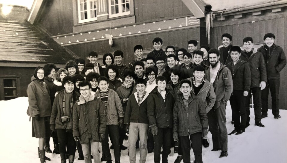 Realskolen i Nuuk i 1966 – et hold første-realelever klar til tre måneders lejrskole i Danmark. Tage Lau står til højre med skæg.