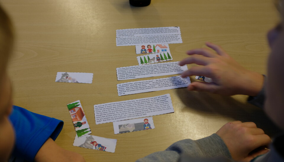 Dagens første opgave gik ud på at pusle historien om Den Lille Rødhætte sammen. Eleverne fik billeder og tekstbidder på både dansk og engelsk, som de skulle sætte i den rigtige rækkefølge.