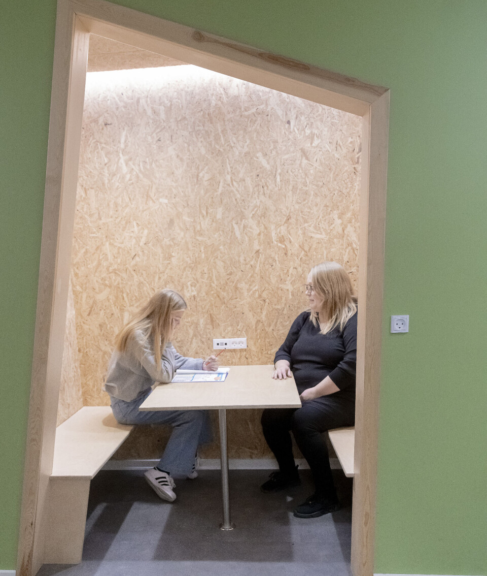 Tillids- og arbejdsmiljørepræsentant Ninna Fjordbak med en elev i en af de små alkover på gangen, som bruges til både undervisning og hygge.
