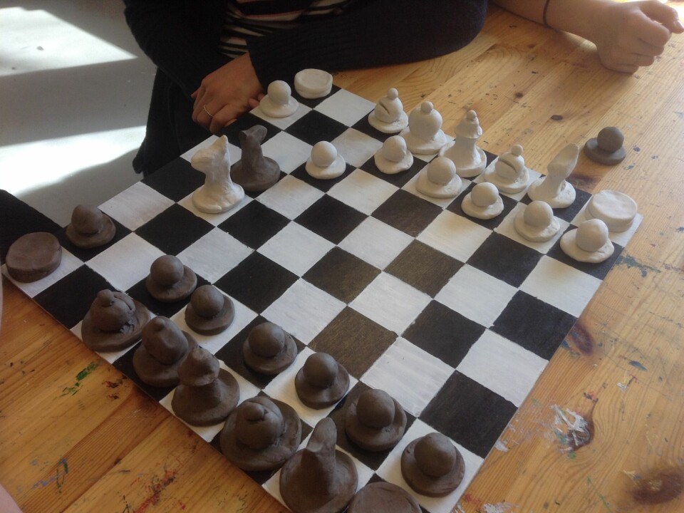 Eleverne fremstiller deres eget skakspil