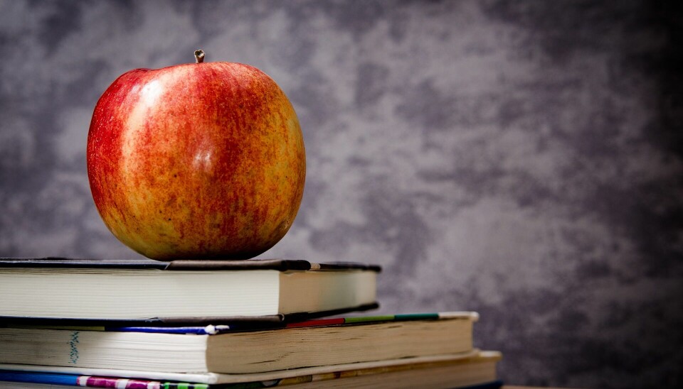 Æblet står uhentet af læreren i britiske skoler