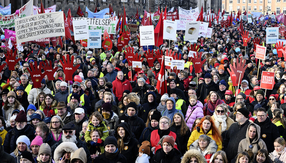Tusindvis af lønmodtagere var søndag den 5. februar samlet på Christiansborg Slotsplads i demonstration mod regeringens forslag om at afskaffe store bededag som helligdag.
