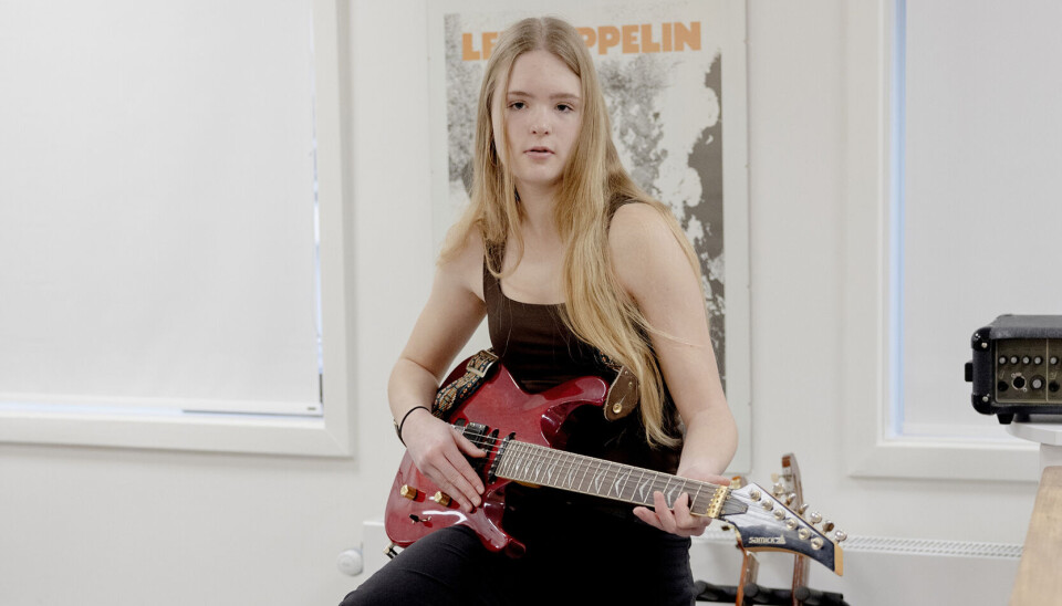 Eleverne har selv valgt deres musikstykke, instrumentet, og hvordan der skal instrumenteres. Hanna har lært at spille elguitar undervejs i valgfaget. Eleverne har selv valgt deres musikstykke, instrumentet, og hvordan der skal instrumenteres. Hanna har lært at spille elguitar undervejs i valgfaget.