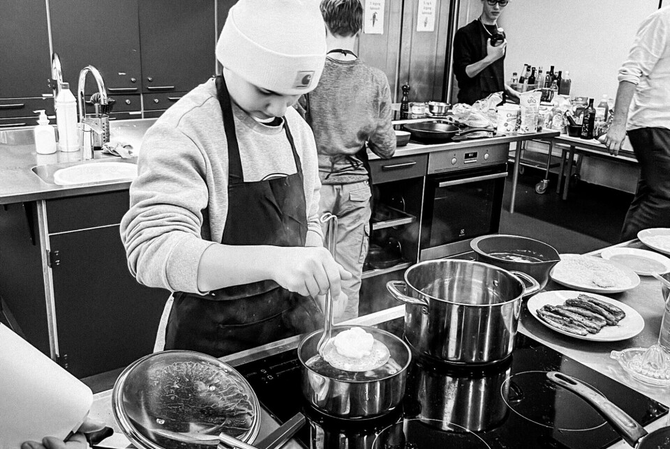 Afgangsprøven i madkundskab er i fuld gang på Bakkegårdsskolen i Gentofte. Lauritz viser, at han har styr på at pochere æg.