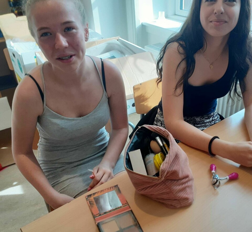To elever gør sig klar til at besøge kosmetikeruddannelsen på Next Nørrebro med make-up-pung som penalhus.