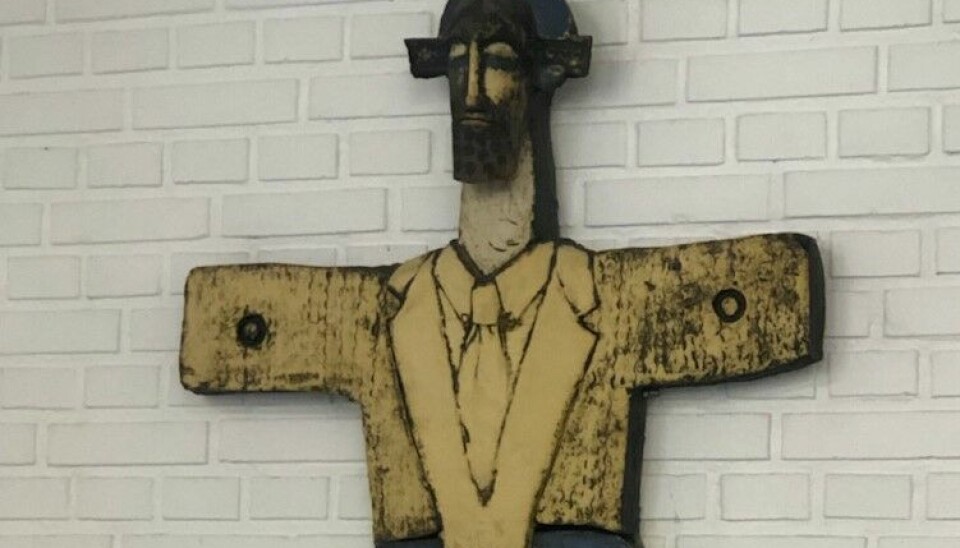 I Rønde Boghandel hænger denne Niels Helledie-figur, som boghandleren har givet titlen Jesus Kristensen - frelser med slips