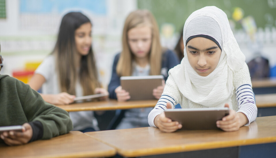 Den nye flertalsregering kommer ikke til at stemme for et forbud på muslimske hovedtørklæder i grundskolen.