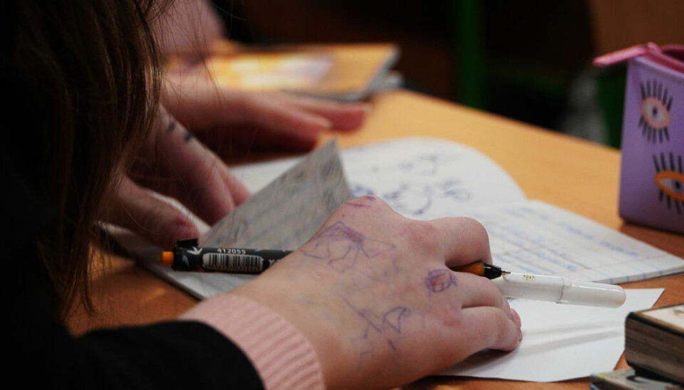 Eleverne i 6. klasse på VO Sukhomlynsky Skolen starter dagen med en historietest.