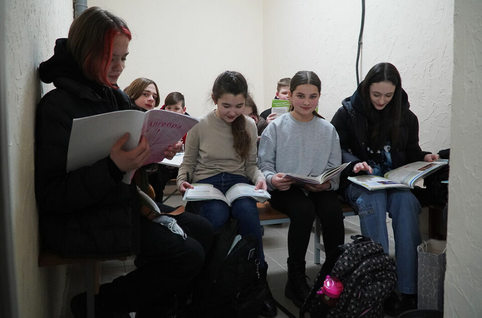 Undervisningen stopper ikke blot på grund af luftalarm over Kyiv. Her undervises nogle elever i skolens kælder, som under krigen er blevet indrettet til beskyttelsesrum.