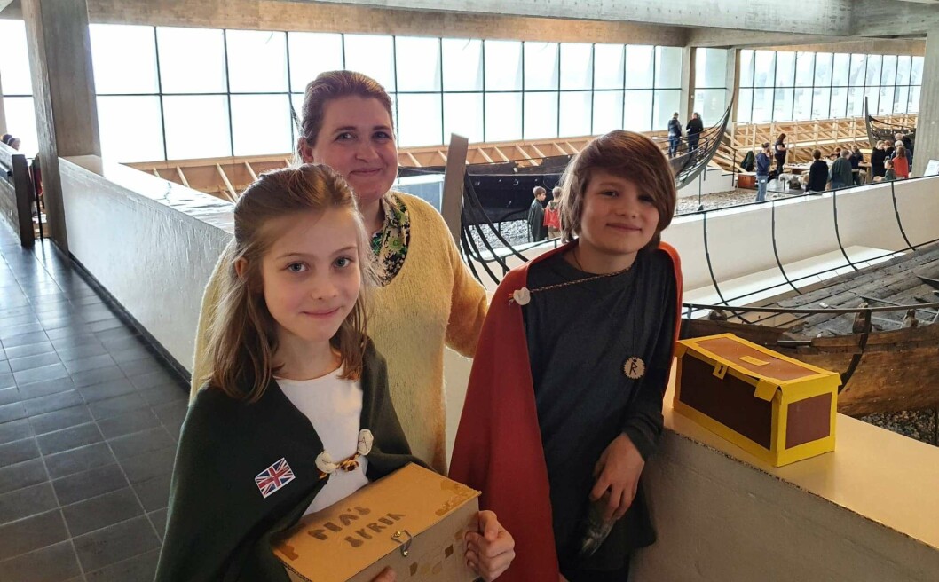 Jette Schrøder Rasmussen med sine to elever Andrea og Rumle på Vikingeskibsmuseet i Roskilde Jette Schrøder Rasmussen med sine to elever Andrea og Rumle på Vikingeskibsmuseet i Roskilde