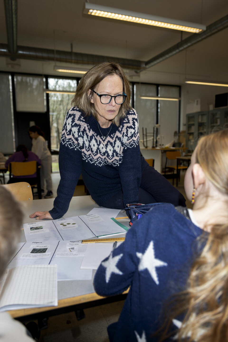 Nogle gange skal opgaverne læses flere gange, før eleverne kan genfortælle dem, men det hjælper eleverne med at forstå opgaven, fortæller lærer og matematikvejleder Helle Houkjær.
