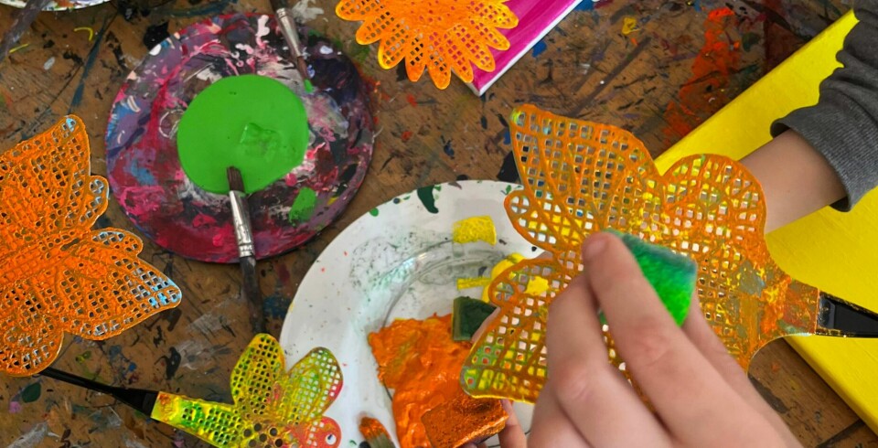 Fluesmækkere, stærke akrylfarver og lærreder - alt det der udgør ægte billedkunst for en elev i 3.klasse.
