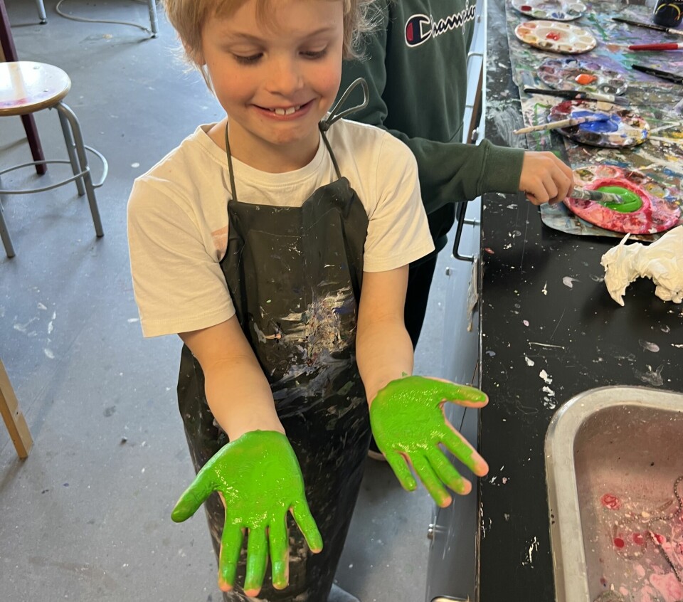 Det er helt fantastisk at få lov til at male hænderne, synes eleverne.