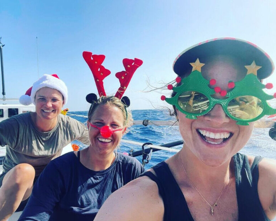 Folkeskolelærer Marie Adserballe og holdkammeraterne fejrede juleaften i en robåd på Atlanterhavet. Det er Marie Adserballe forrest med solbrillerne. Klik på pilen for at se flere billeder fra turen.