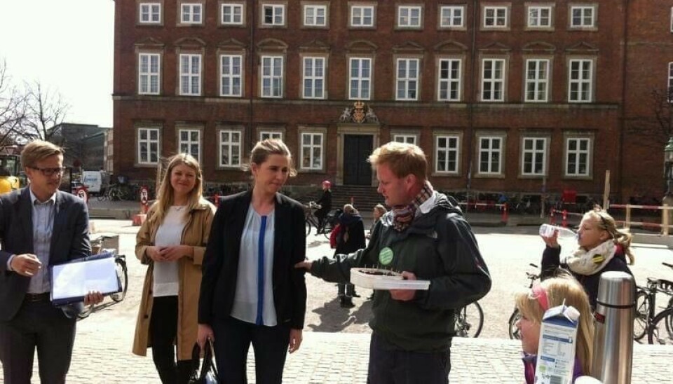 René Aistrup spørger i 2013 Mette Frederiksen (S), som den gang var beskæftigelsesminister, om hun vil have et stykke kage. Mon der kom en lille snak om regeringsindgreb ud af det?
