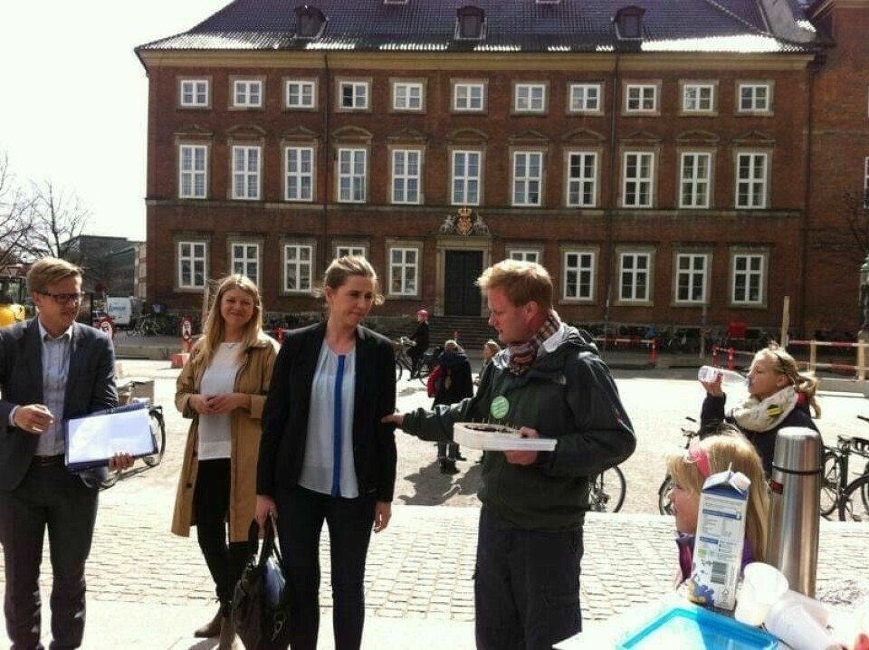 René Aistrup spørger beskæftigelsesminister Mette Frederiksen, om hun vil have et stykke kaffe. Mon der kommer en lille snak om regeringsindgreb ud af det?