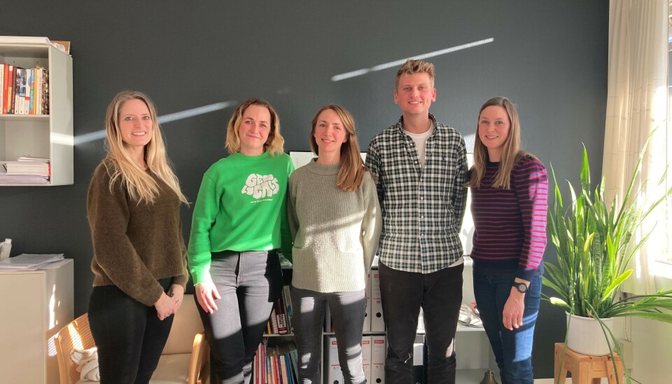 Praktiklærerne og praktikkoordinatoren på Skolen på Nyelandsvej synes at det tættere samarbejde med underviserne på Københavns Professionshøjskole blandt andet har givet dem et bedre forståelse af læreruddannelsen og et fælles fagsprog. Men det kræver både meget tid og energi at få samarbejdet på plads. Fra højre ses: Eva Højland, Sara Sloth Bjørnkjær, Rosa Linnea Christoffersen, Kristian Krogsgaard og Anna Deleuran Bech