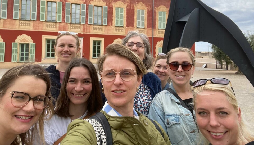 Stine Kure (øverst til venstre) og Stephanie Kim Löbl (til venstre for midten) har haft en gruppe af syv studerende på tværs af moduler på fransk på Københavns Professionshøjskolen med til Nice i Sydfrankrig.
