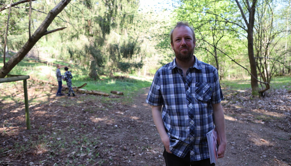 Naturfagslærer Simon Pettitt har været med sine elever i skoven for at indsamle prøver til Masseeksperimentet