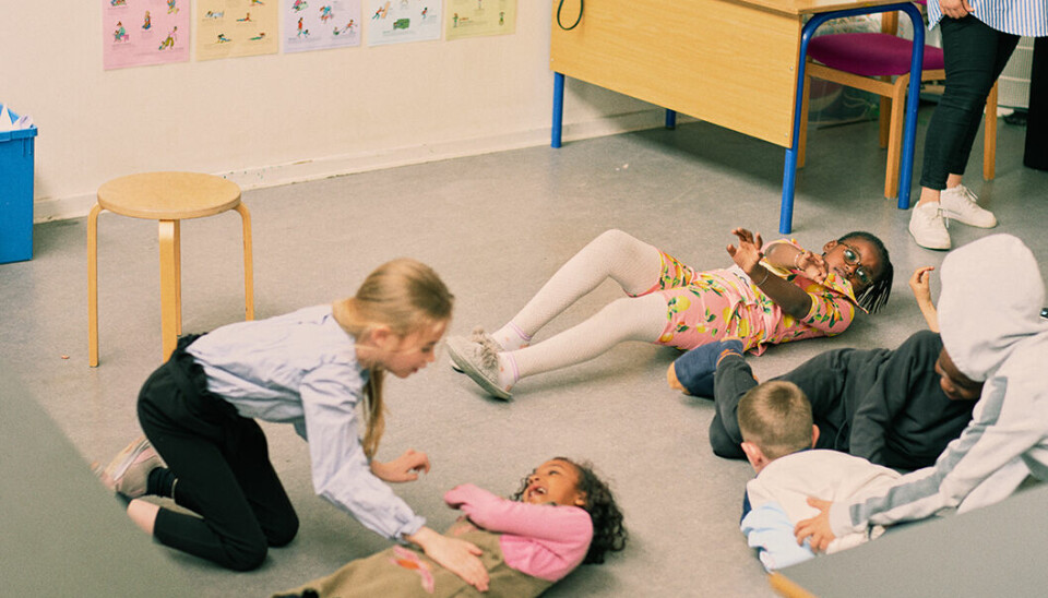 Det er populært at få lov til at rulle rundt på gulvet. Men lærer Lava Rostam oplever også, at eleverne er meget mere klar til at lære, når de lige har bevæget sig.