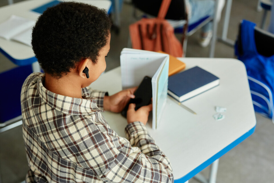 Knap 80 procent af lærerne fortæller i en rundspørge, at mobiltelefoner enten bliver låst væk i skoletiden eller lagt væk i undervisningstiden på deres skole.