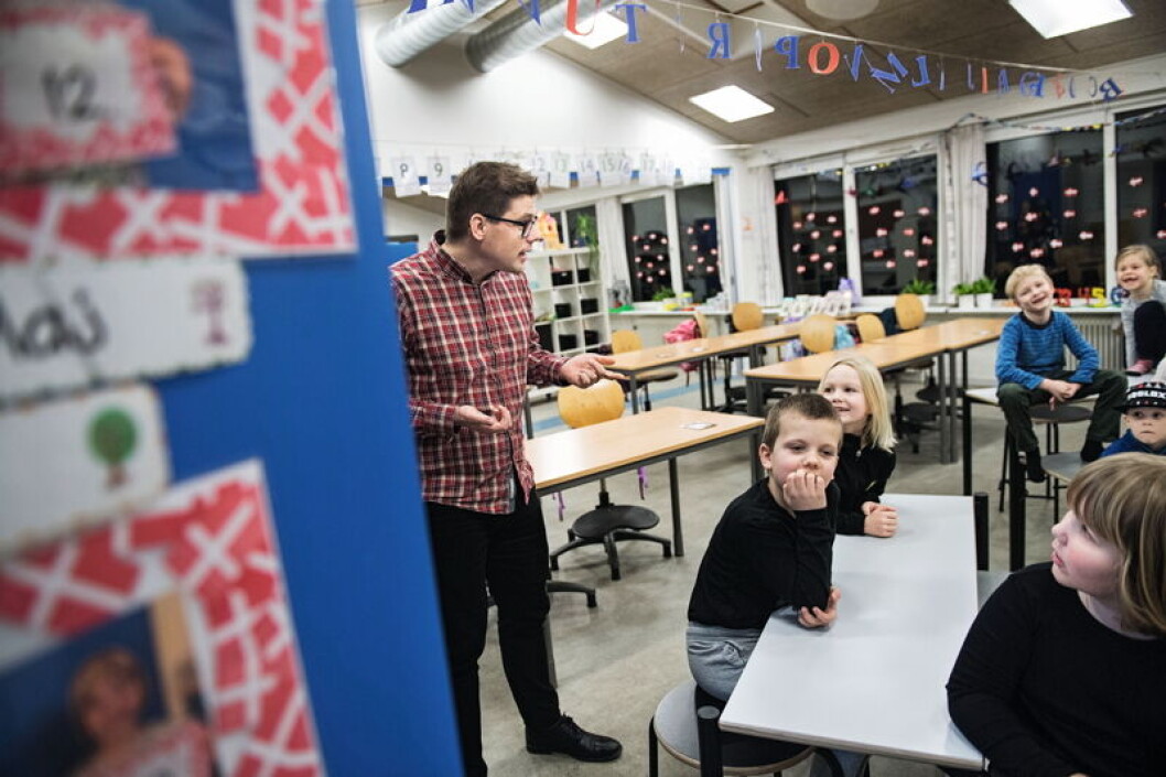 Hver morgen går Martin Eriksen en runde på skolen med de 175 elever og hilser godmorgen. Hver morgen går Martin Eriksen en runde på skolen med de 175 elever og hilser godmorgen.