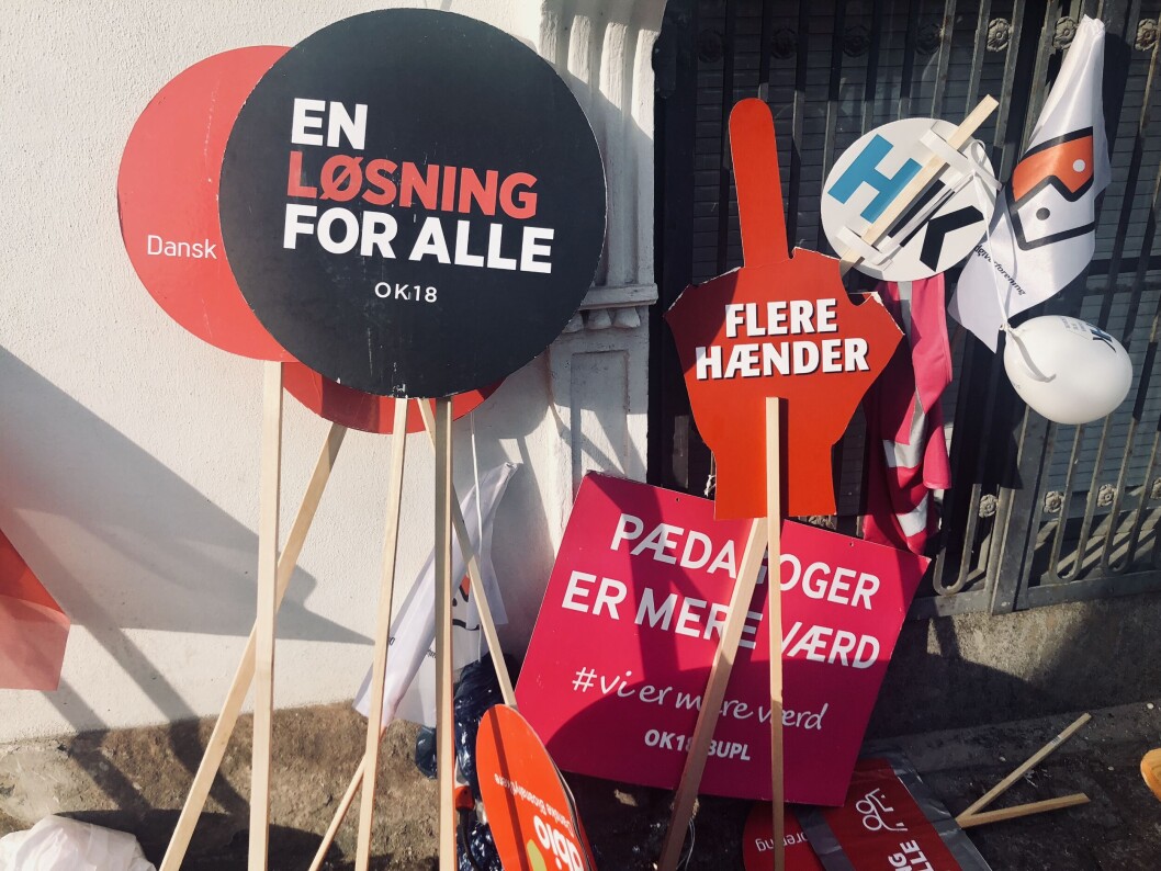 Sygeplejerskerne og lærerne stod sammen omkring en såkaldt musketered ved overenskomstforhandlingerne i 2018. Samme musketered er ikke indgået i forbindelse med overenskomstforhandlingerne i 2021. Sygeplejerskerne og lærerne stod sammen omkring en såkaldt musketered ved overenskomstforhandlingerne i 2018. Samme musketered er ikke indgået i forbindelse med overenskomstforhandlingerne i 2021.