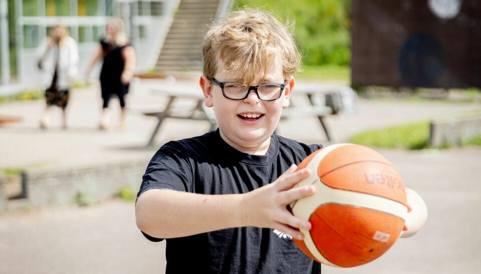 Tiårige Pelle med diabetes 1 kan godt lide at spille basket med de andre i frikvarteret. Bevægelse er fuldstændig ufarligt, bare han får kulhydraterne ind også.