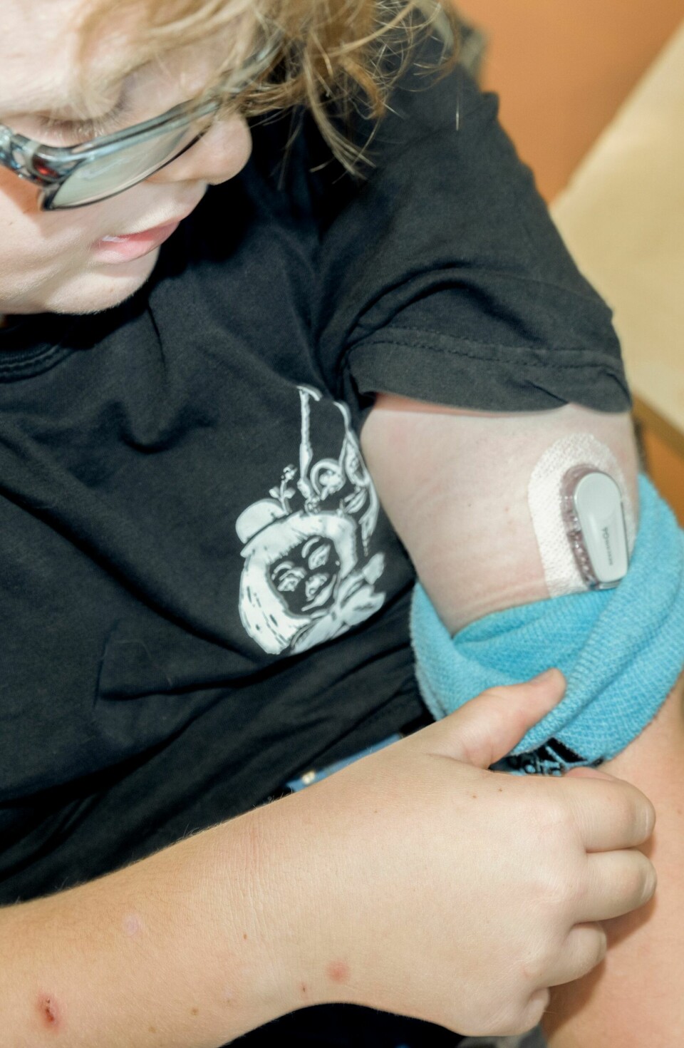 Pelle har altid et blåt svedbånd på armen, og indenunder sidder en blodsukkermåler, som sender data til hans mors smart-ur og telefon.