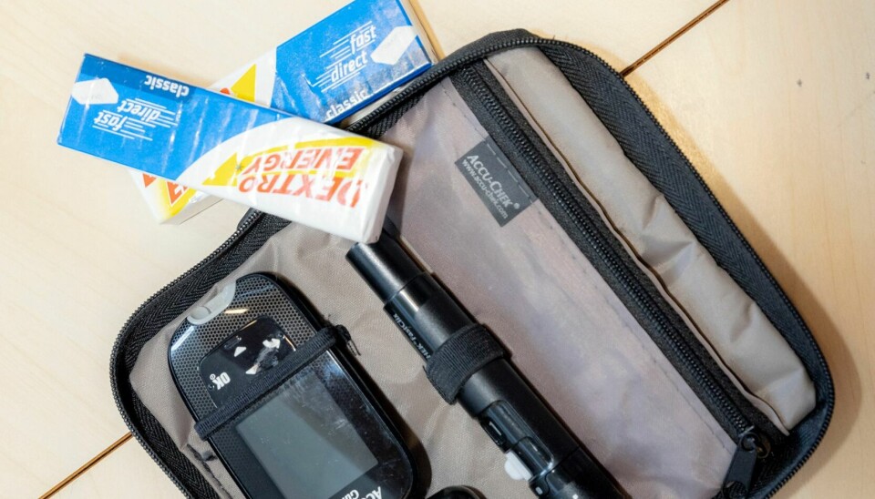 To pakker druesukker og et kit med blodsukkermåler er en fast del af udstyrstasken hos denne elev med diabetes 1.