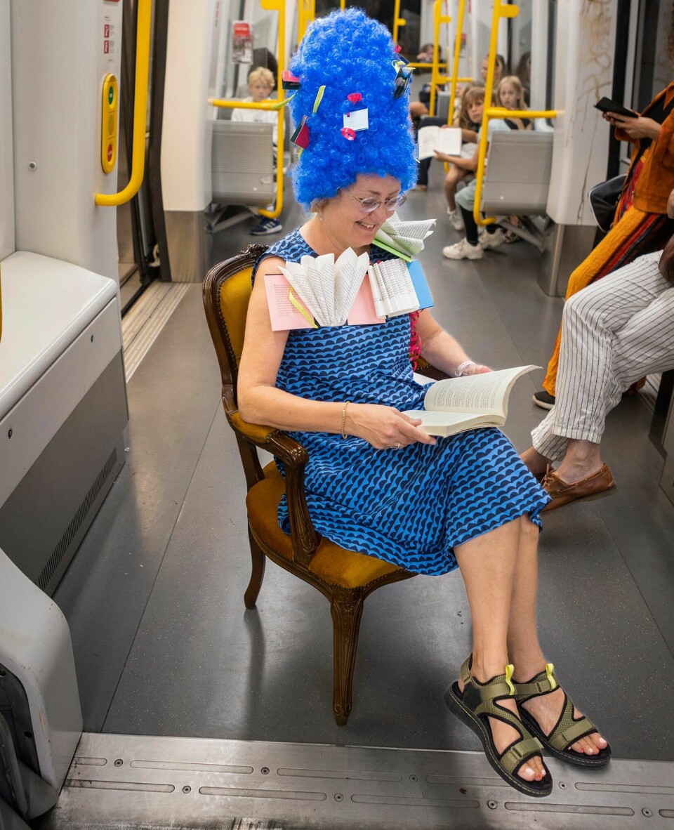 Elisabeth Eilschou Holm havde klædt sig ud til dagen og understregede, at hun havde spurgt forfatteren til den bog, hun havde klippet i, om lov. En togpassagers nyindkøbte stol viste sig glimrende at læse i.