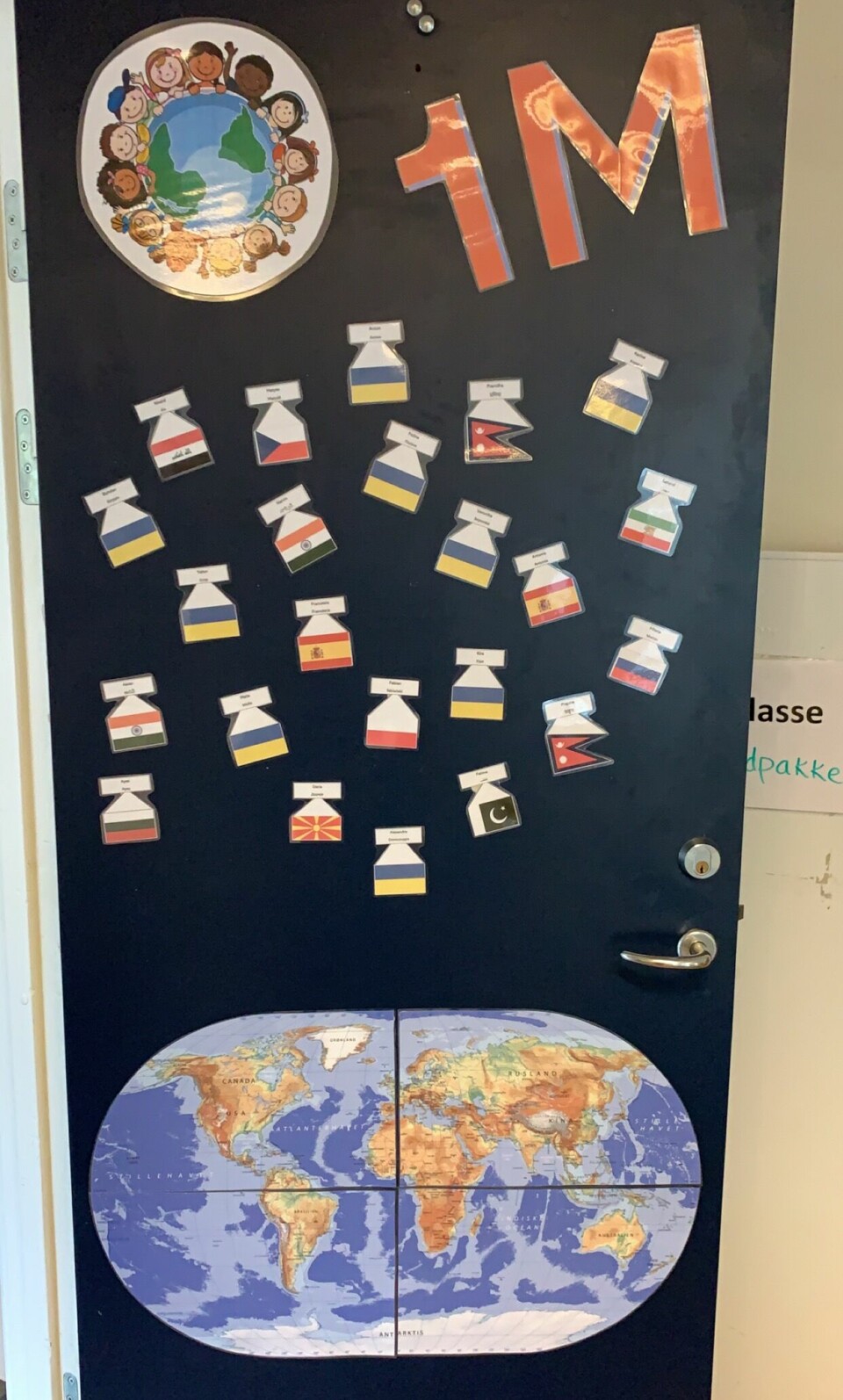 På døren til dsa-klasseværelset hænger alle elevernes flag, deres navne på dansk og deres eget sprog og deres egne alfabeter, så både elever og forældre kan føle sig hjemme.