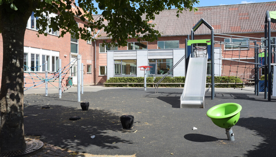 Det skal være lettere at holde liv i små skoler i yderområderne, mener regeringen.
