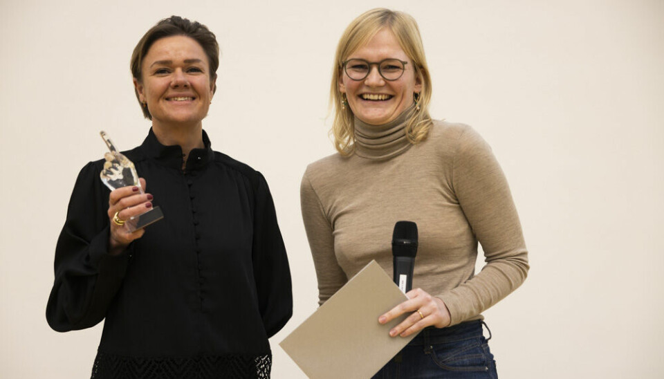 Annika Piersma fik andenprisen for sit bachelorprojekt om æstetiske læreprocesser i kristendomskundskab. Priserne blev overrakt af næstformand i Folketingets uddannelsesudvalg Sofie Lippert (SF).