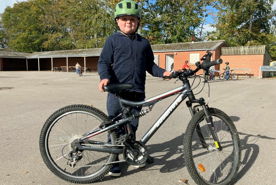 Bastian er klar til afgang på sin nye, brugte cykel.
