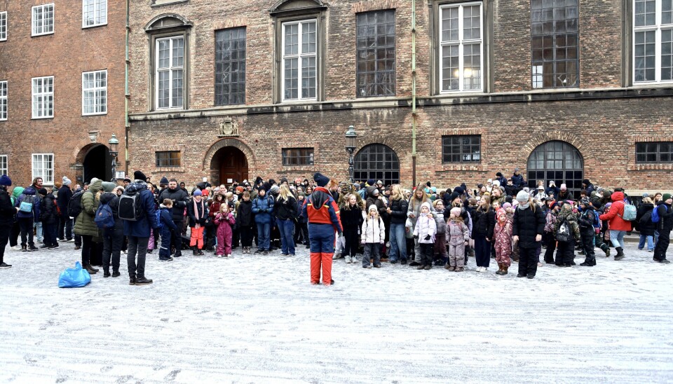 Kildebjergskolen fra Mørkøv i Holbæk Kommune fyldte onsdag seks busser med omkring 430 elever og lærere for at sige tak til Christiansborgs politikere for et ekstra år som frihedsskole.